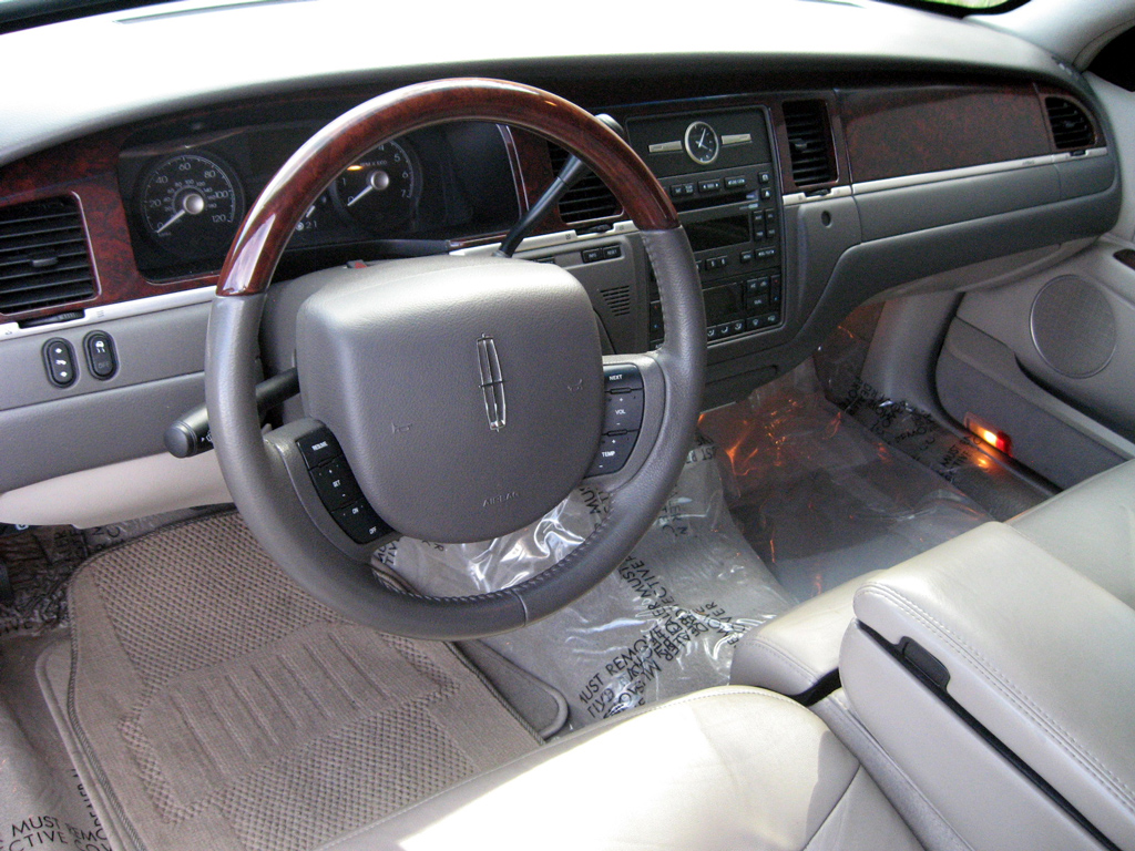 2009 Lincoln Town Car L - SOLD