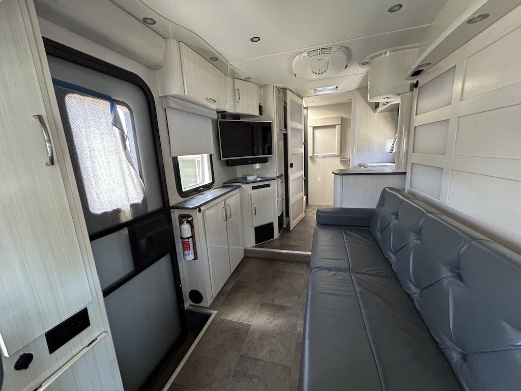 2018 Mercedes Motorhome - Click Image to Close